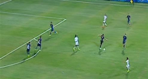 صيد الدوري.. تقمص نوير يتسبب في هدف كارثي للشرطة.. فيديو